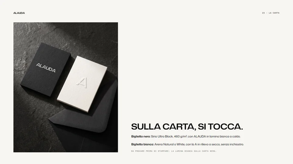 Sulla carta: il biglietto nero con ALAUDA in lamina e quello bianco con la A in rilievo
